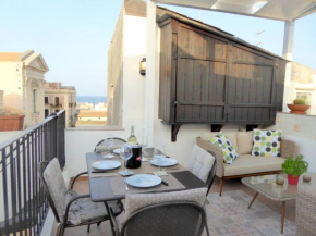 Гостиница Casa Dei Nonni - Terraced Apartment With sea Views in Ortigia, Syracuse, Сиракуза